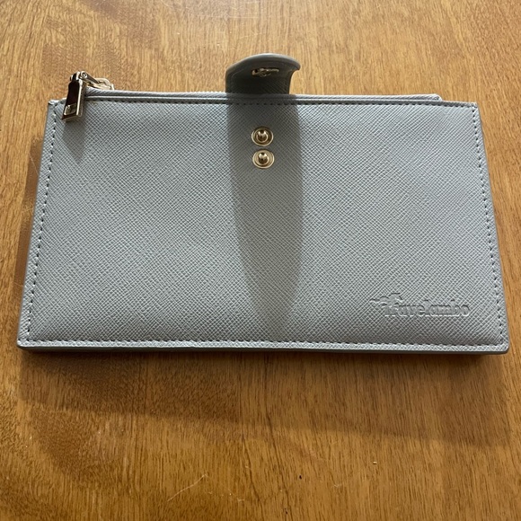Elegant Gray Wallet with Gold Detail - Picture 9 of 10